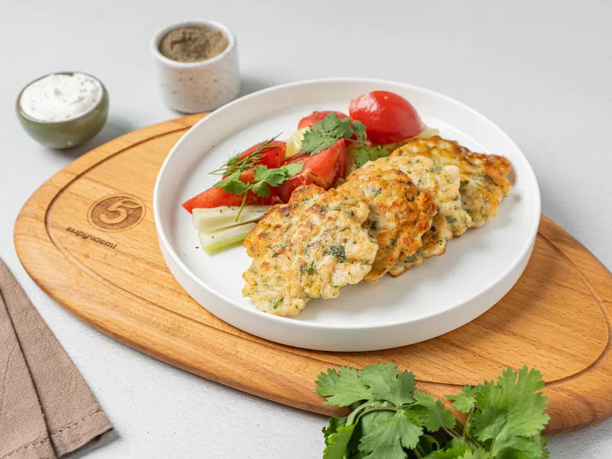 Куриные оладьи с сыром и зеленью