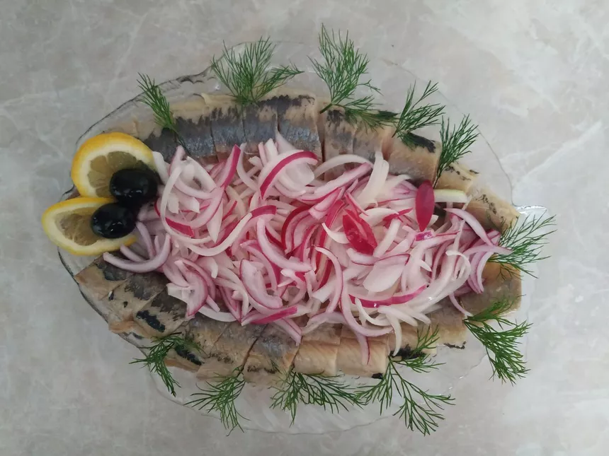Малосольная сельдь с маринованным луком