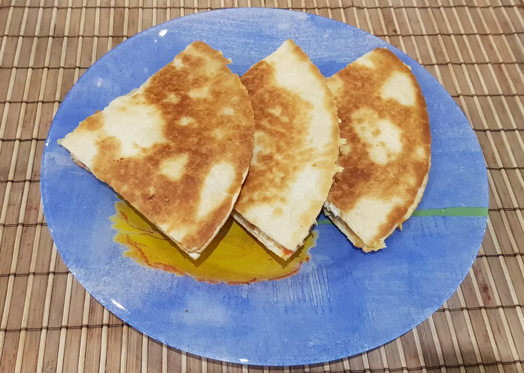 Кесадилья с курицей, сыром и помидорами
